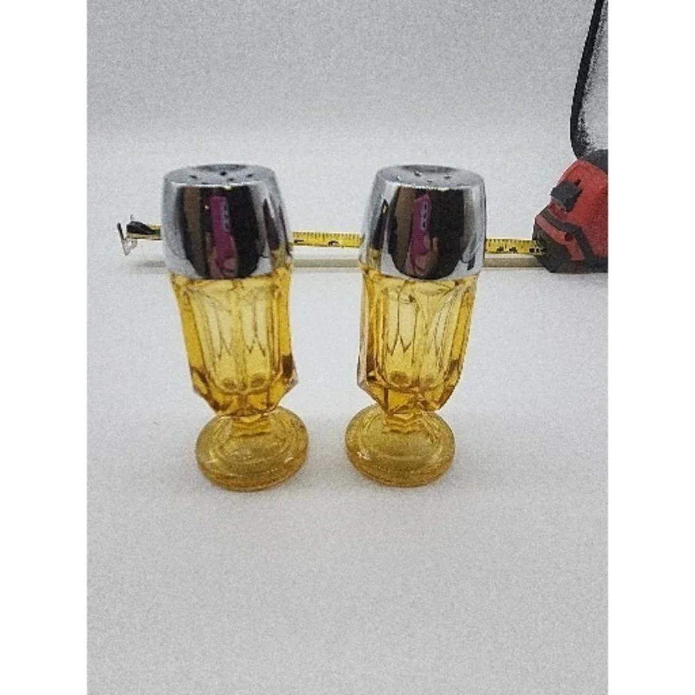 VINTAGE AMBER AND CHROME PEDESTAL SALT & PEPPER SHAKER‎  4.5